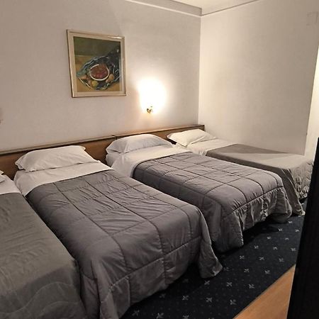 Hotel Quadrifoglio Castello di Cisterna ภายนอก รูปภาพ