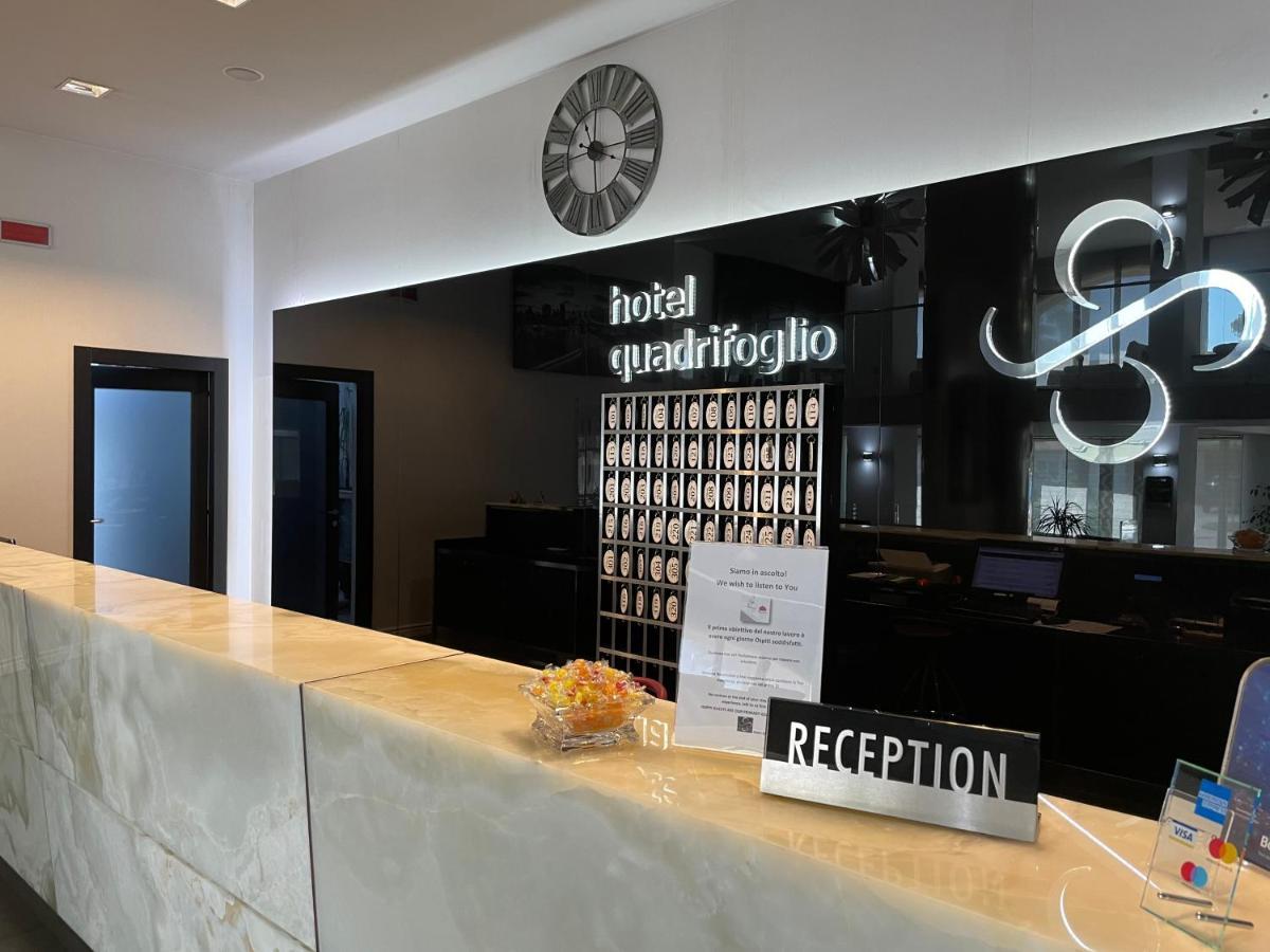 Hotel Quadrifoglio Castello di Cisterna ภายนอก รูปภาพ