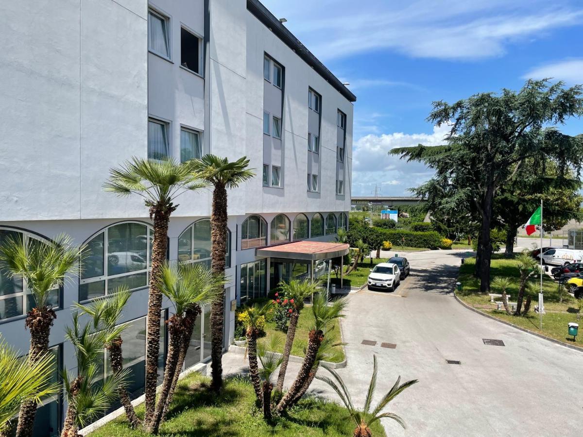 Hotel Quadrifoglio Castello di Cisterna ภายนอก รูปภาพ