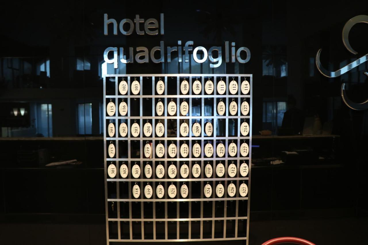 Hotel Quadrifoglio Castello di Cisterna ภายนอก รูปภาพ
