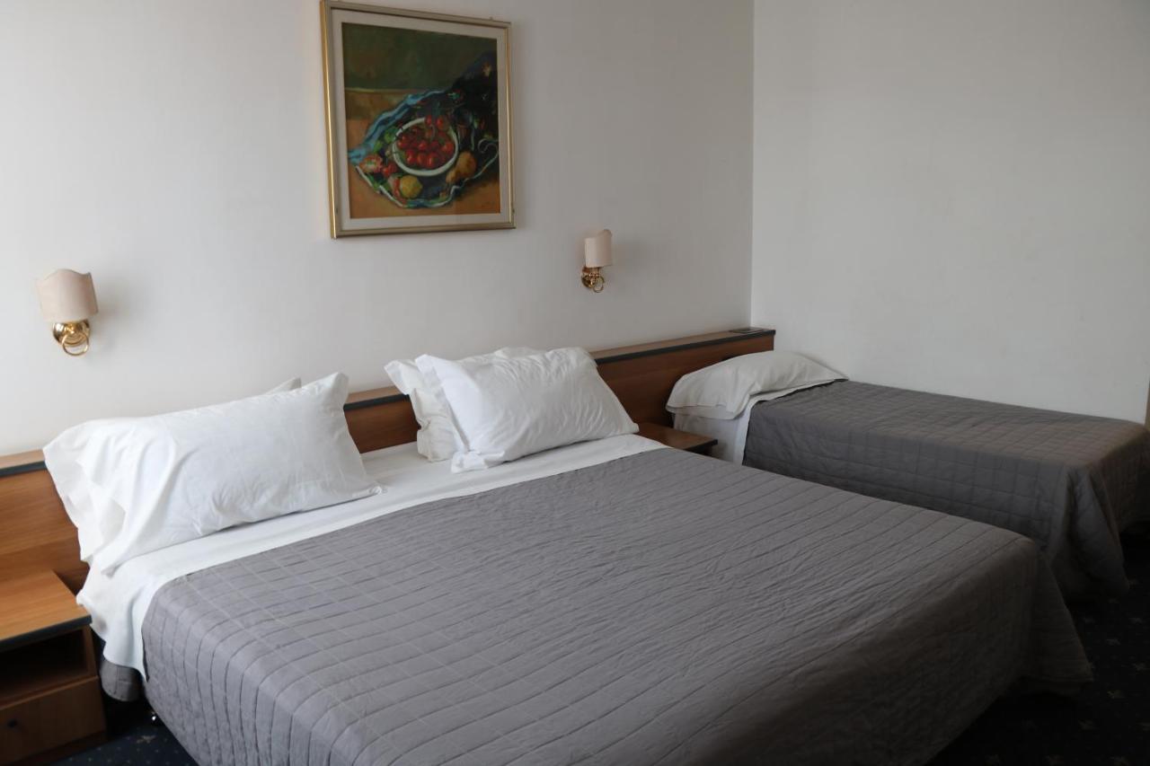 Hotel Quadrifoglio Castello di Cisterna ภายนอก รูปภาพ