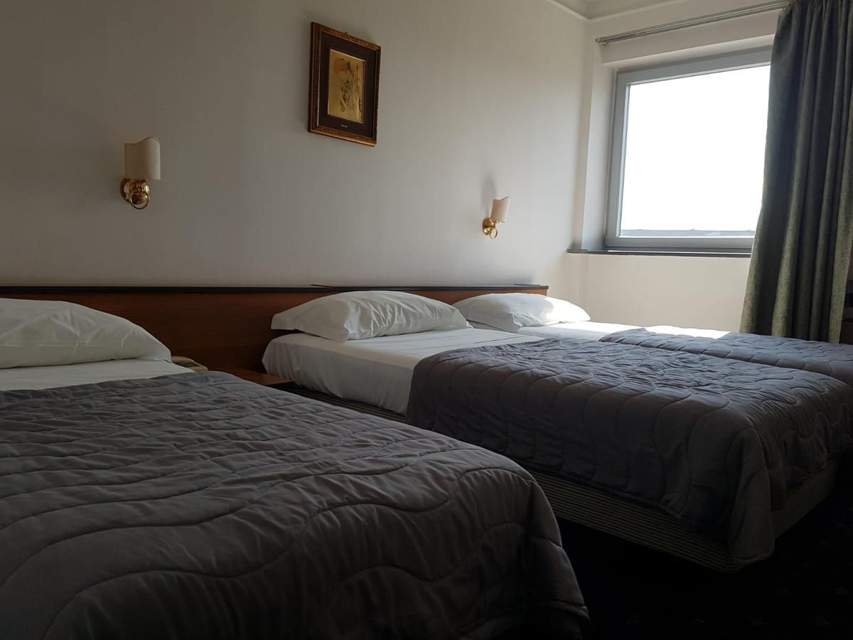 Hotel Quadrifoglio Castello di Cisterna ภายนอก รูปภาพ
