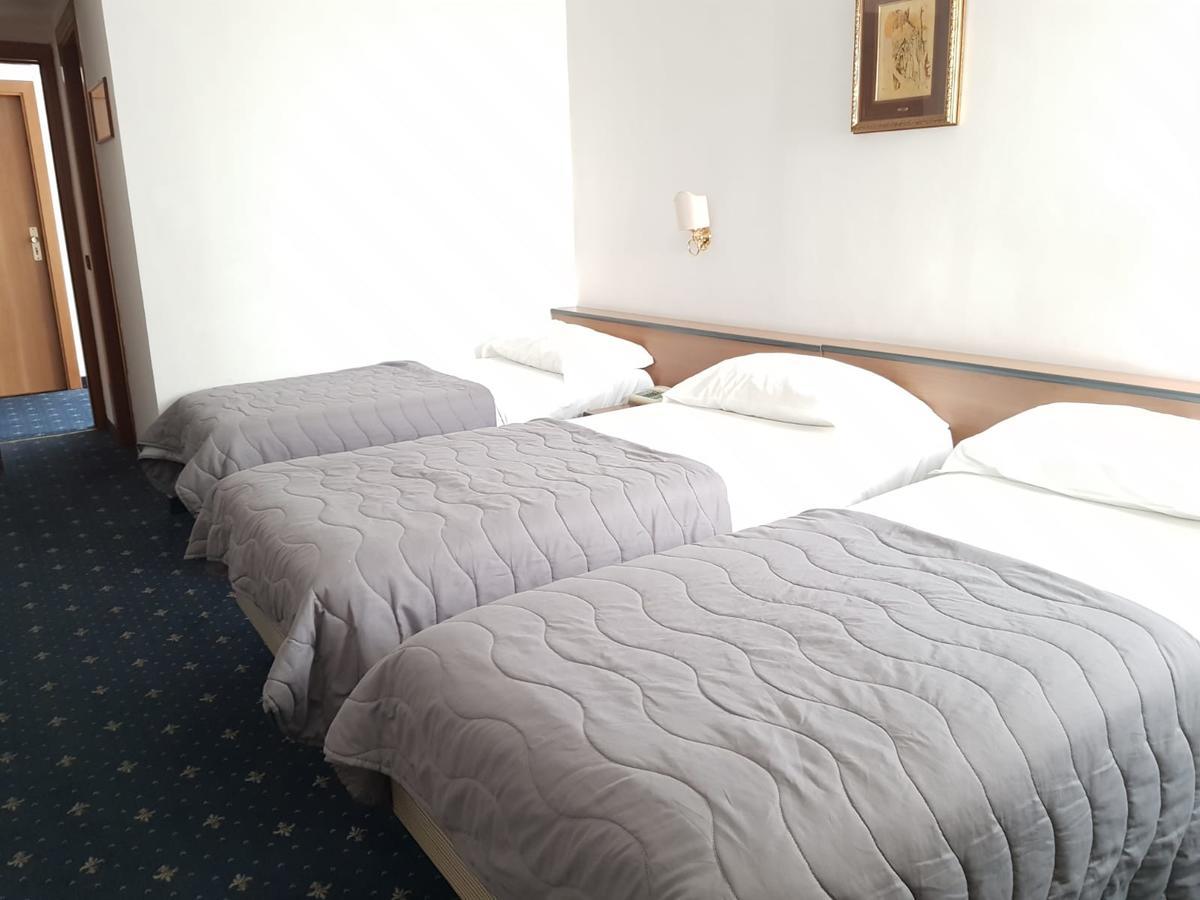Hotel Quadrifoglio Castello di Cisterna ภายนอก รูปภาพ